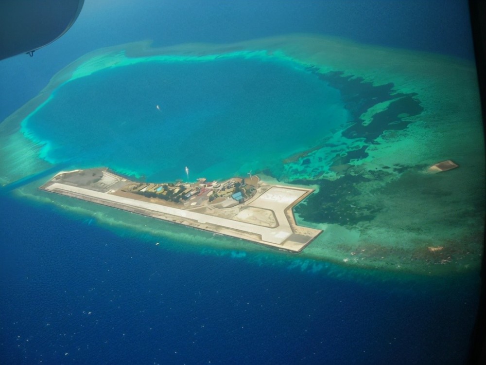 正在建设中的黄岩岛