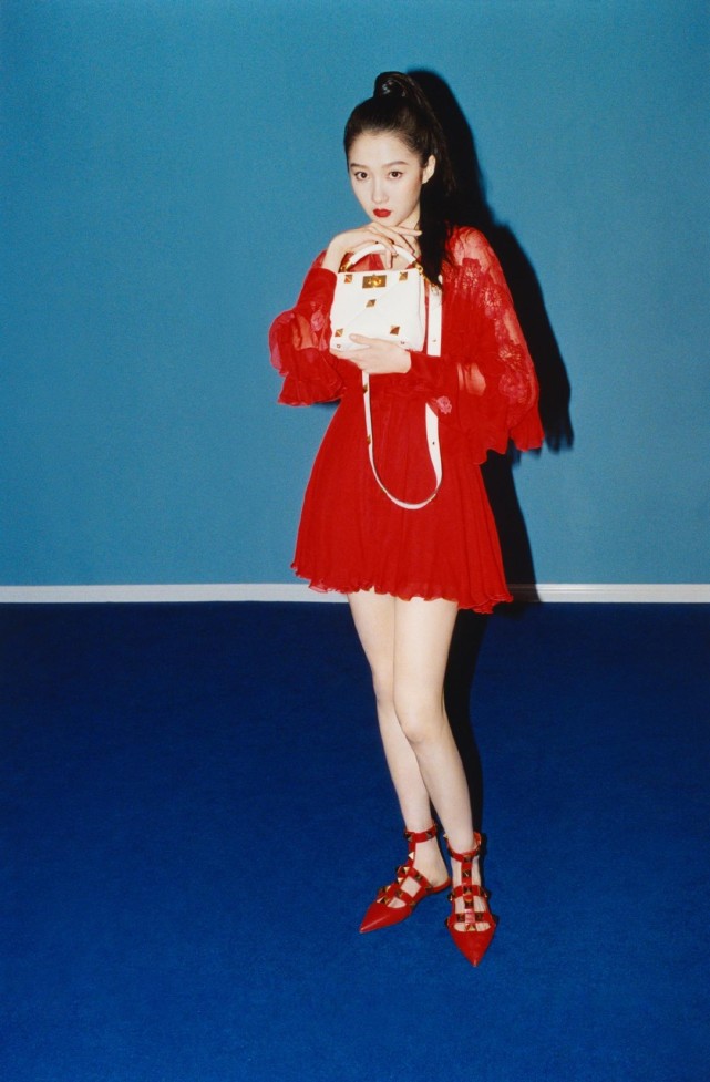 关晓彤穿超短裙露修长腿,雪白肌肤若隐若现,一身行头五万多_腾讯新闻