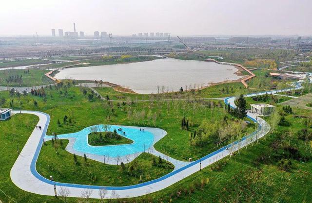 生态型公园中德公园占地面积达38.3万平方米,相当于五十多个足球场大.