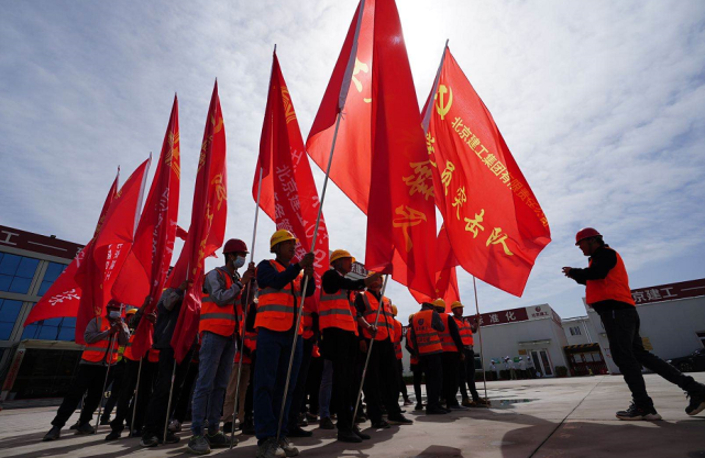 现场,刚刚成立的党员突击队,青年突击队和工人先锋队三支队伍,开展以"