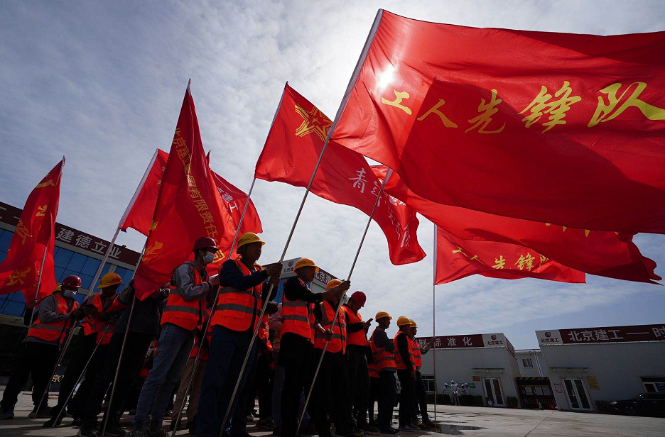 现场,刚刚成立的党员突击队,青年突击队和工人先锋队三支队伍,开展以"