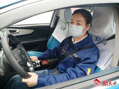 秀出我的职业装出租车司机刘艳芸为城市流动名片增光添彩