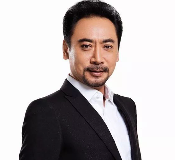 刘劲近照发福现小肚腩,背手站立气势足,被冯巩夸"貌若潘安"