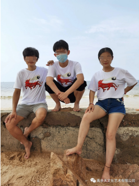 利用明星吸引成员,封追随者为"黎山老母"