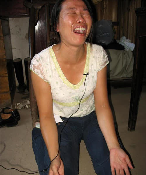 燕志云满不在乎地当着马姐姐的面,一把将针线拽了下来,解释道:"这死