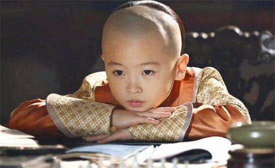 乾隆的孙子射死一只鹿,乾隆要赏黄马褂,身后太监急出一头汗