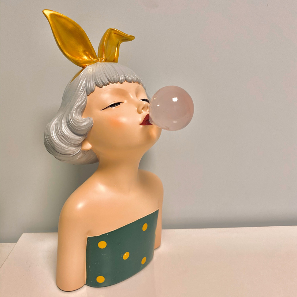 吹泡泡女孩效果家里的其他摆件其实有很多,除了宇航员太空人摆件之外