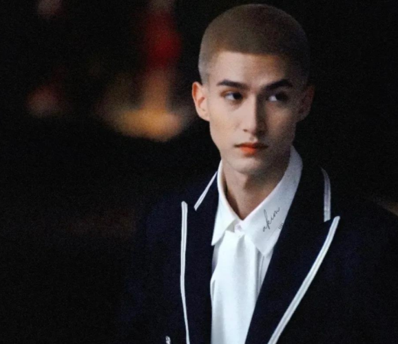 创4成团首张宿舍照米卡的发型太显眼刘宇还在为身高挣扎