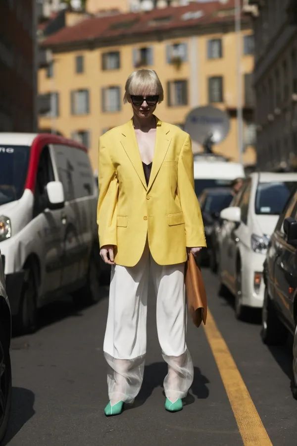 彩色西装搭配烟管裤,可以让穿搭更有质感.