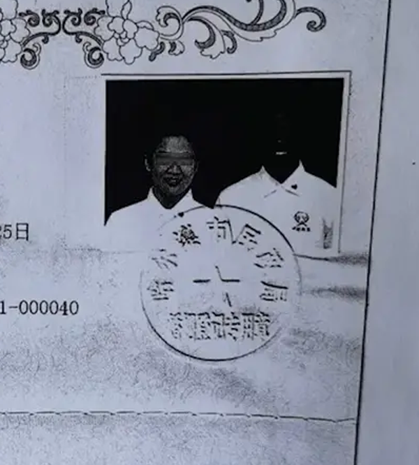 女子与黑人结婚办准生证,无意间产生笑料,网友却笑不起来