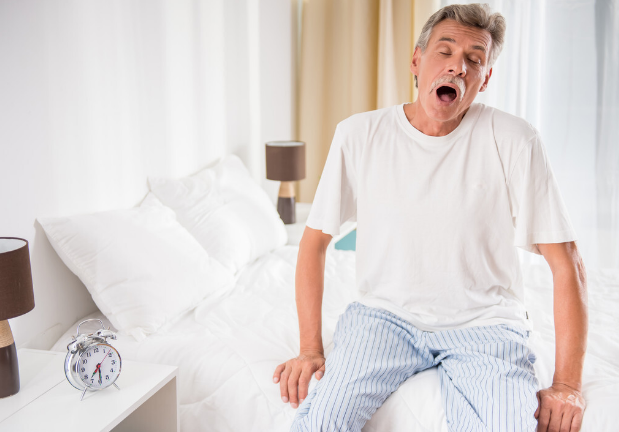 老年人总想睡觉是春困如果伴随这4个信号请警惕脑梗风险