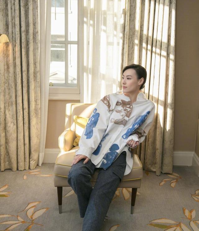 梁洛施单身后更美了丸子头配碎花裙素颜也挡不住高贵优雅气质