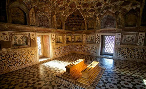 泰姬陵背后的爱情惨剧:王后19年生14胎,最后油尽灯枯死在产床上