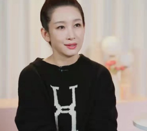 秦海璐穿红裙抹红唇惊艳现身三亚丈夫评价让你去旅行没让你浪