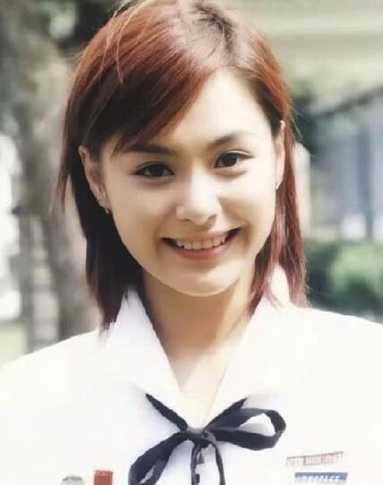 颜值爆表阿娇晒高中校服照齐肩短发清纯动人