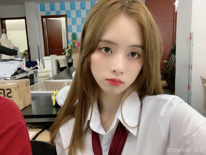 翻版鞠婧祎不止邓歆玥,她更似鞠婧祎2.0,看到照片:像亲姐妹