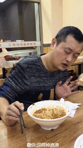 搞笑gif段子:再一会,就能把他的头发除完了