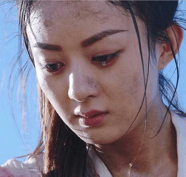 赵丽颖离婚后首露面,精致妆容难掩疲惫,手摸眼角笑中带泪
