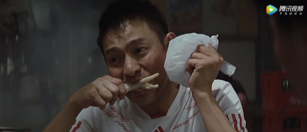 在吃货杜琪峰的电影《盲探》中,刘德华几乎每个镜头都在吃东西,在剧组