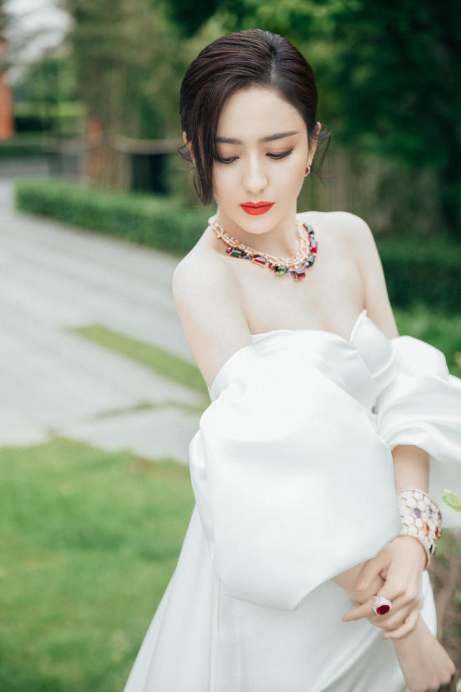 佟丽娅身材饱满又会穿一袭白色抹胸连衣裙优雅温柔成熟精致