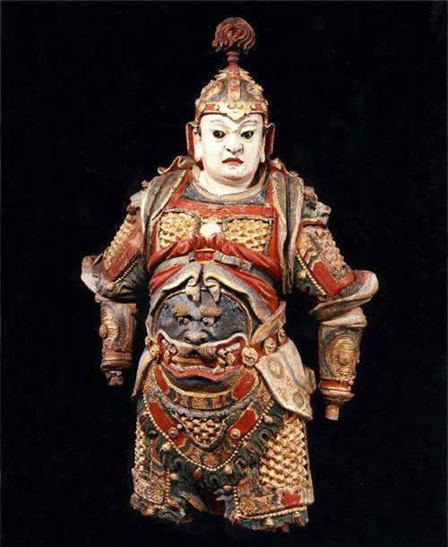 以防钝器打击,即便是身材相对来说瘦弱的将领,披上盔甲也会显出肚子