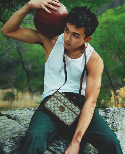 4月28日,吴磊夏日运动少年照释出,照片中,吴磊身穿白背心搭配牛仔长裤