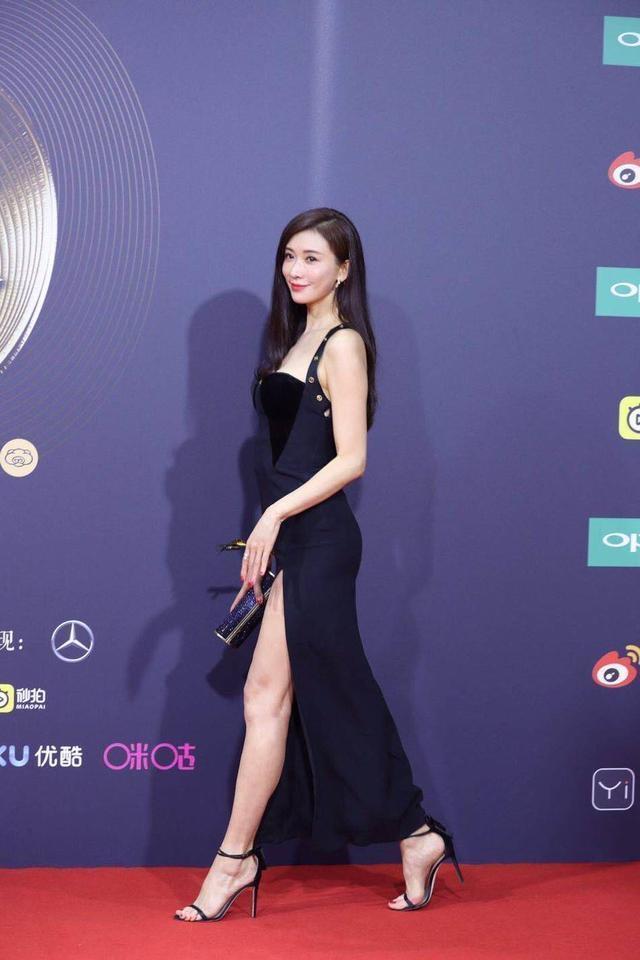 林志玲不愧是气质女神,穿黄色薄纱连衣裙优雅精致,美得让人心动