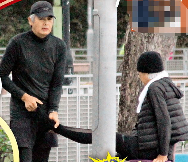 65岁周润发近况罕曝光头发全白精神好帮队友脚底按摩没架子
