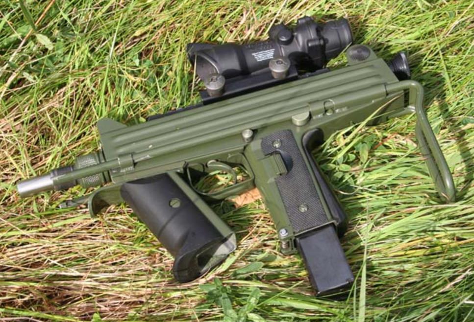 瑞典版乌兹冲锋枪发射钨合金穿甲弹重新定义单兵自卫武器