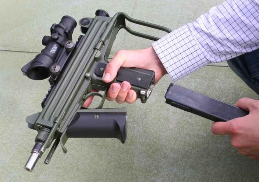 瑞典版乌兹冲锋枪发射钨合金穿甲弹重新定义单兵自卫武器