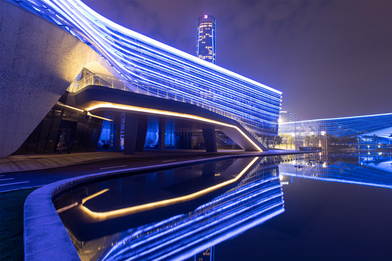 泛光照明会采用性能良好,节能环保的led灯具,更能有效的防止眩光,节能