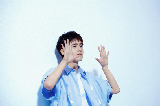 刘昊然这样的男孩真阳光就算穿上暗黑的造型也让人恨不起来