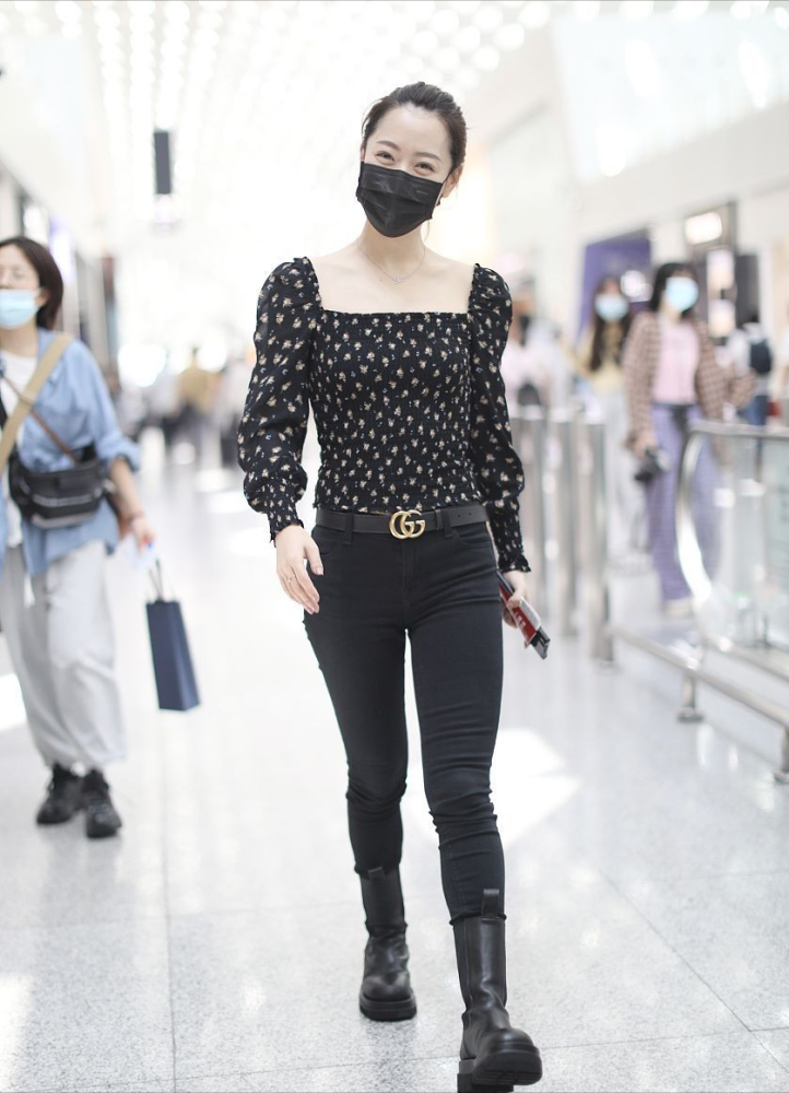 白冰女团气质强沙漏腰穿露脐上衣看不出来是大龄单亲妈妈