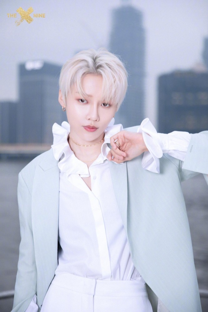 刘雨昕白色宫廷风造型