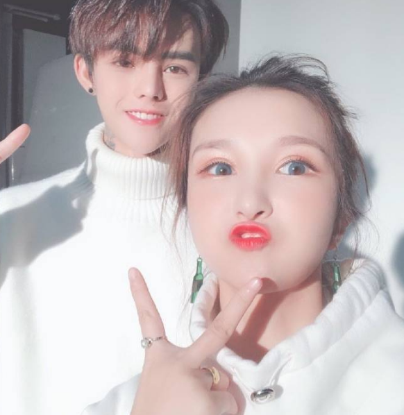 虽然何婧婧直播的时候,经常直接怼粉丝,和还是很受