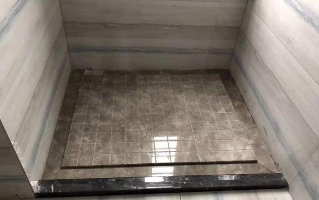 卫生间斜坡排水已经过时了!直接抬高2cm,排水更快还防滑