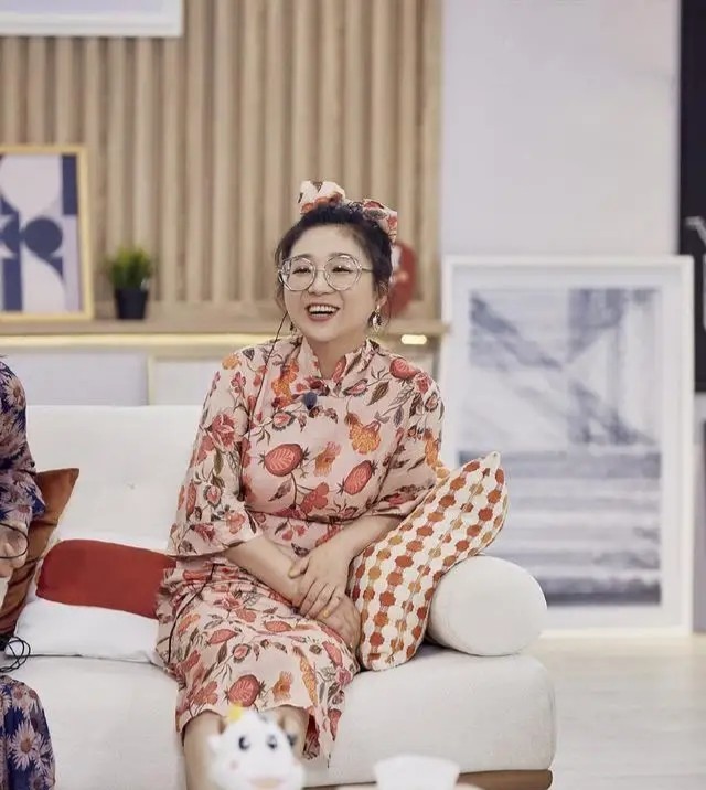 傅首尔的气质越来越好了,微胖身材穿旗袍,高级优雅有女人味_腾讯新闻