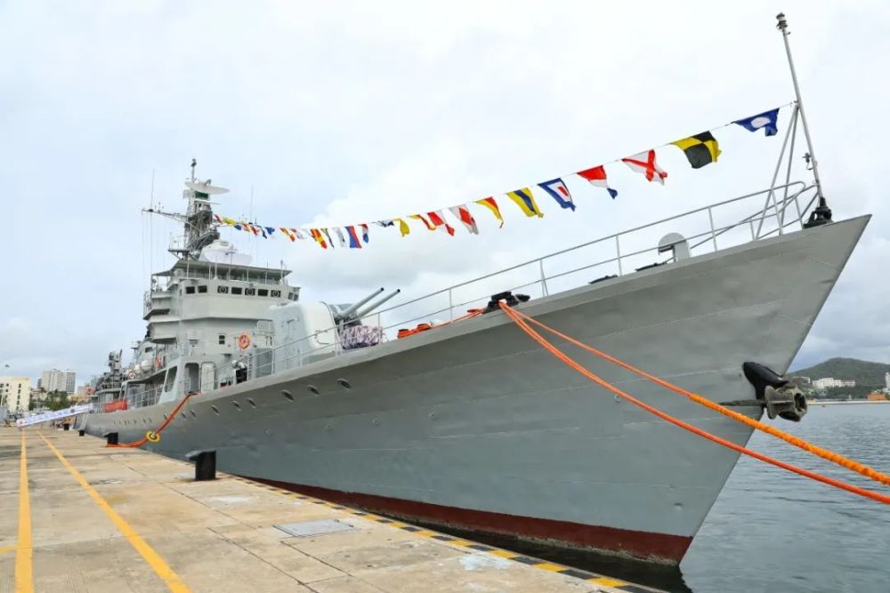 三亚某军港英雄兵送别英雄舰