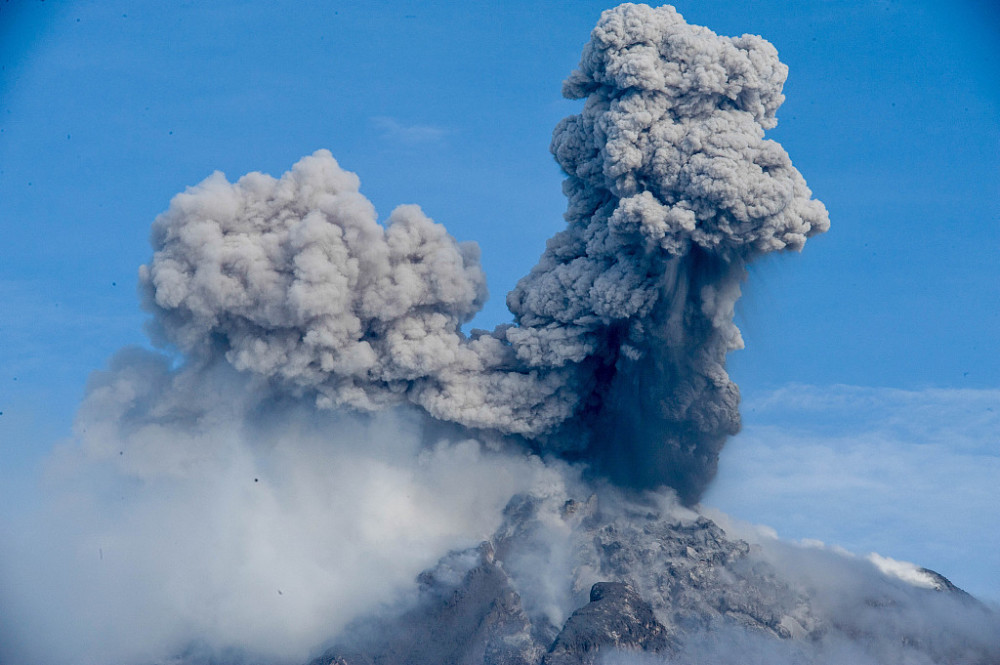 印尼锡纳朋火山再度喷发冒出滚滚浓烟