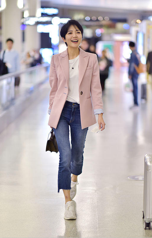 汪涵老婆杨乐乐真精致粉色西装配牛仔裤清爽减龄看着还很年轻