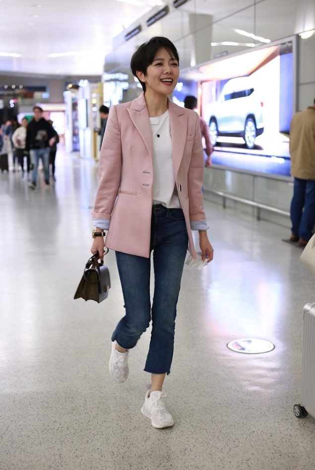 汪涵老婆杨乐乐真精致粉色西装配牛仔裤清爽减龄看着还很年轻