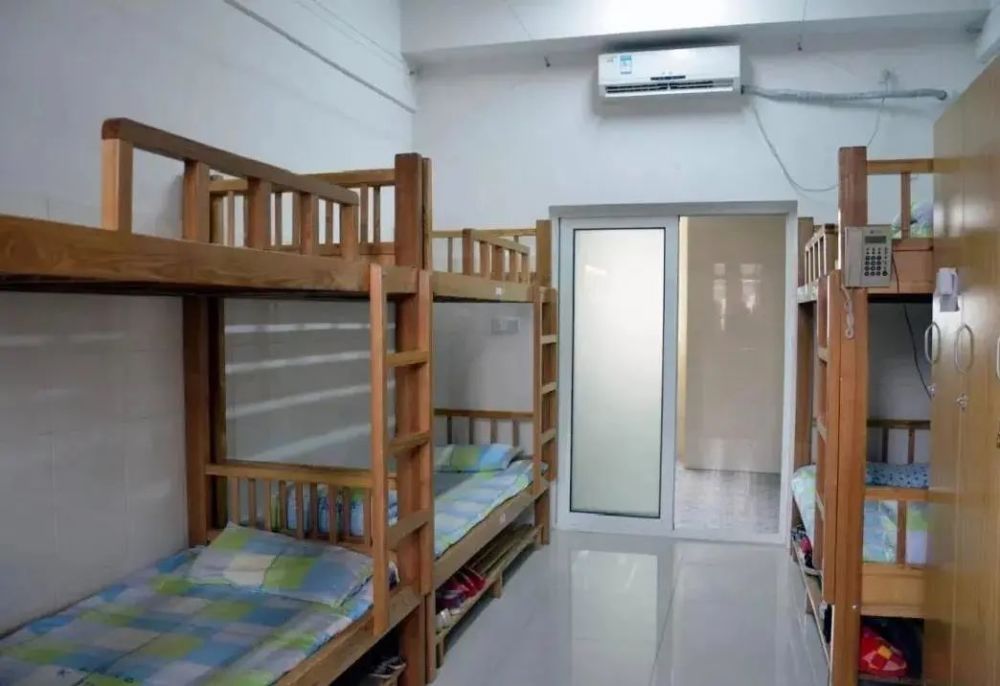 独立卫生间,盥洗室,空调所有寝室均有6人一间宿舍学生100%有宿位而