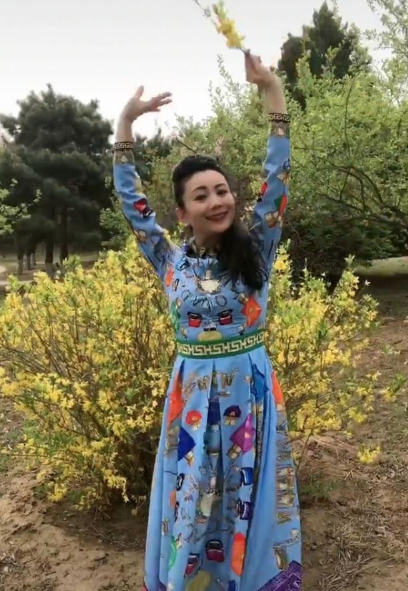 朱军老婆谭梅教跳舞,近照气质出众,穿紧身裙大秀纤细身材