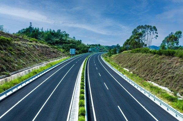 向年中通车冲刺!云茂高速主线沥青路面施工顺利完成