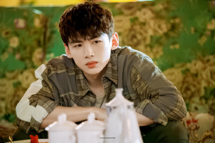 八零九零看剧学穿搭白敬亭新剧穿的格子衫够帅气快学起来