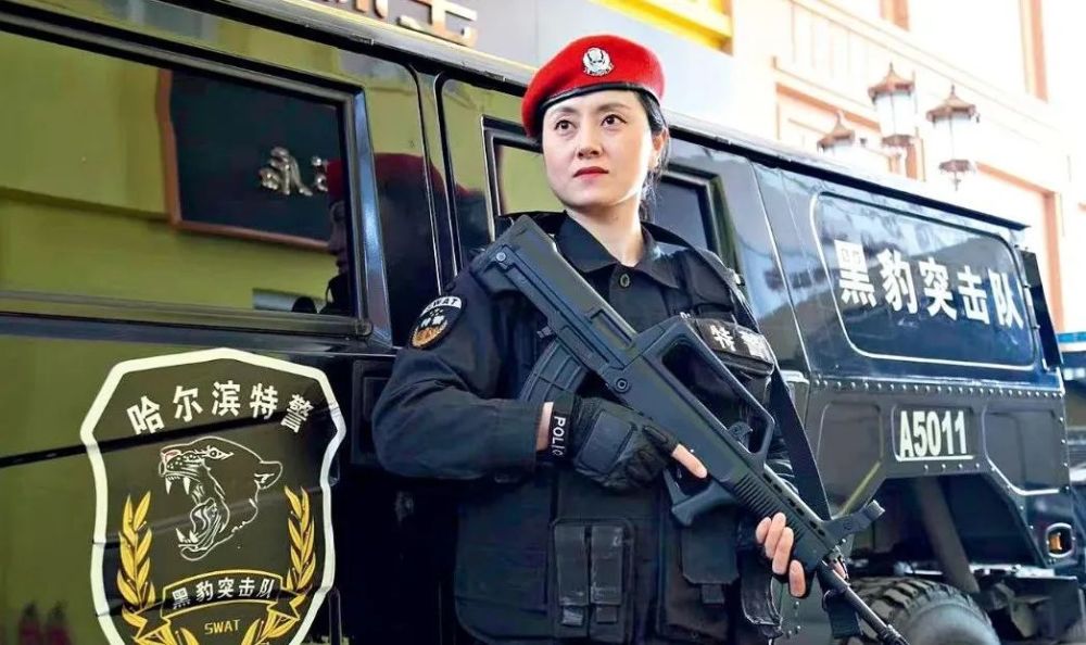 头戴红色贝雷帽,身着深蓝作战衣,手持一把冲锋枪,出任务时候的董巍