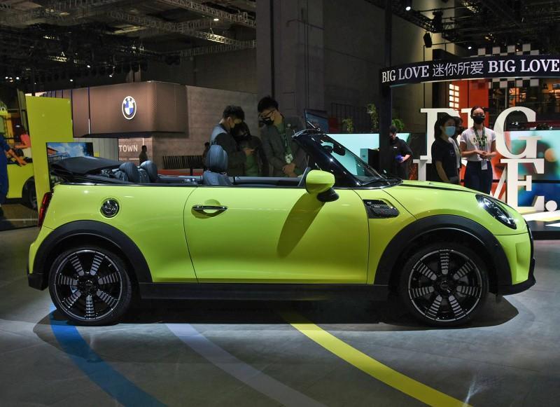 平民也爱玩敞篷车 下方一款月薪过万可买 一款月薪三千秒杀 腾讯新闻