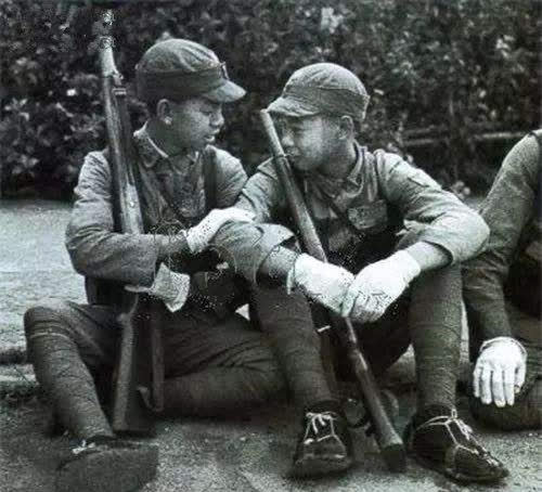 他13岁开始扛枪打鬼子70年后看到当年的照片忍不住泪流满面