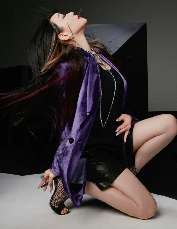 钟丽缇绝不服老!51岁再挑战"人鱼裙",秀出凹凸身材超有料