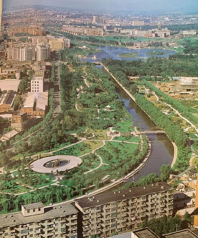 这是一幅上世纪九十年代初,沈阳南运河万柳塘公园的航拍照片,照片上